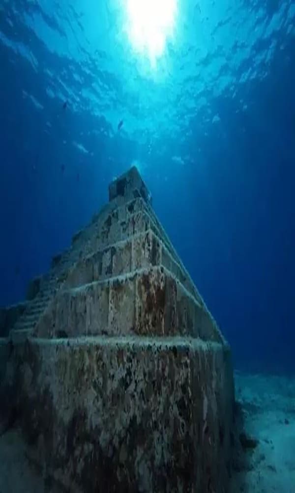 《海底金字塔》封面图片