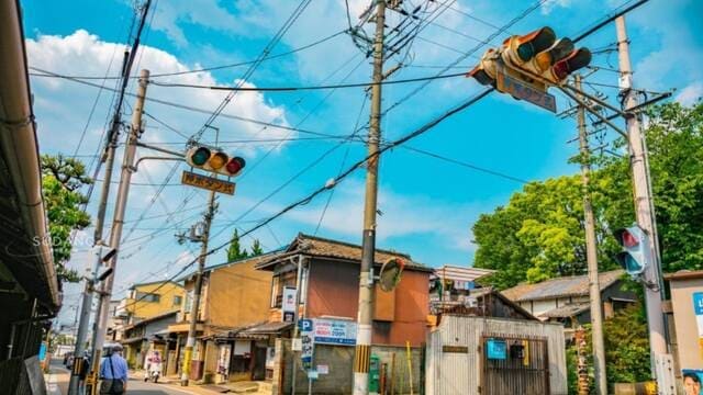 《为什么有的日本街头的电线很杂乱？》封面图片