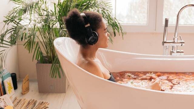 《为什么洗澡时人会觉得自己唱歌特别好听？》封面图片