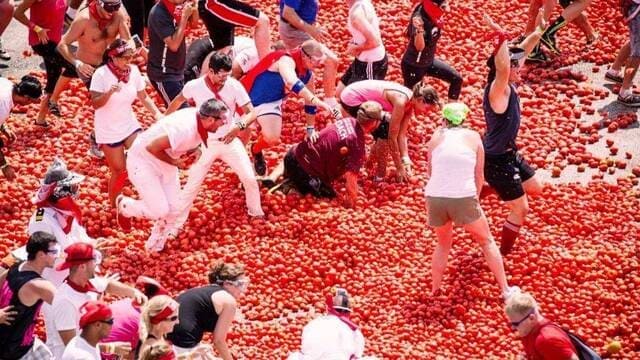 《每年8月的最后一个星期三，是西班牙番茄大战节》封面图片