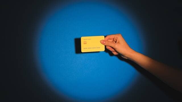 《世界上第一张信用卡是如何诞生的？》封面图片