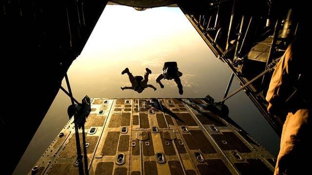 《从4400米的高空坠落还有生存的可能吗？》封面图片