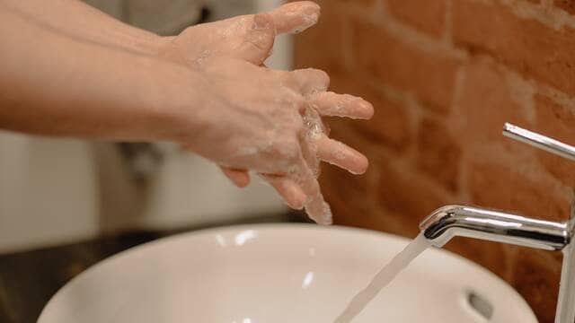 《在古代欧洲的医生看病前不洗手》封面图片